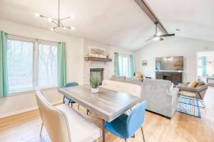 Modern Bentonville Retreat - Sleeps 6 Near Trails