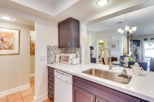 Golf Course View and Pool Access Palm Desert Condo