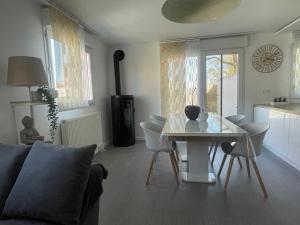 Appart cosy 4 à 6 pers - parking privé - 5 min Colmar - poêle à pellets - 2 terrasses - 4hvězdičkové hotely ve městě Wintzenheim