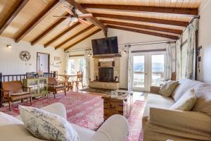 Walk to Alpine Lake: Terra Alta Cabin w/ Deck
