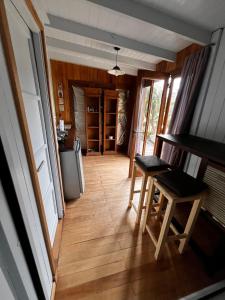 Cabaña vista a la sierra rodeada de verde