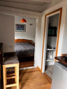 Cabaña vista a la sierra rodeada de verde