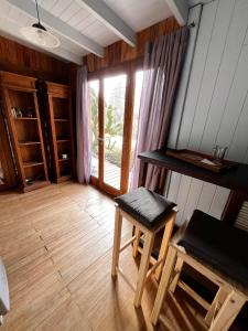 Cabaña vista a la sierra rodeada de verde