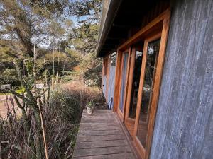Cabaña vista a la sierra rodeada de verde