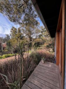 Cabaña vista a la sierra rodeada de verde