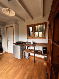 Cabaña vista a la sierra rodeada de verde