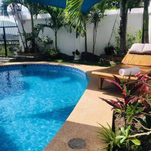 Garden apartment with pool view