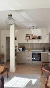 Romantic 1830 Georgian Apartment - Prime Location