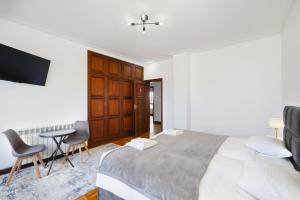 Villa 7BR & 7BA with Pool & Backyard in a Prime Location!