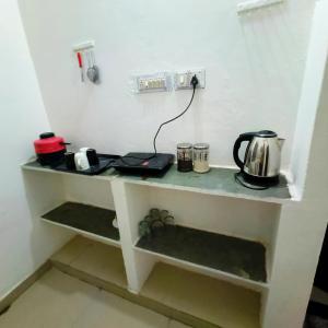 Luxurious 2BHK - 5 Min Walk to Metro - Near Railway Station - SR Elite Stays