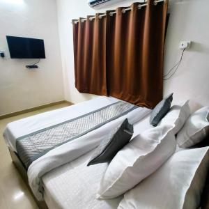 Luxurious 2BHK - 5 Min Walk to Metro - Near Railway Station - SR Elite Stays