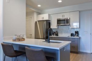 Spacious Apartment On Water