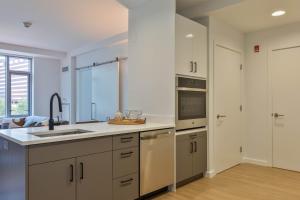 Spacious Apartment On Water