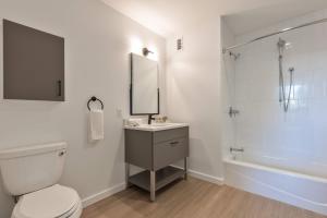 Spacious Apartment On Water