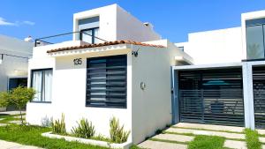 Casa en Coto con Alberca, cerca Aeropuerto, extenso jardin, nueva!