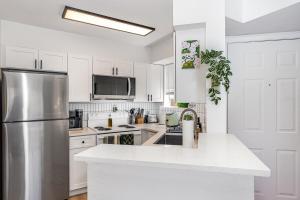 Bright King Bed Escape Pondview Half mile to Beach