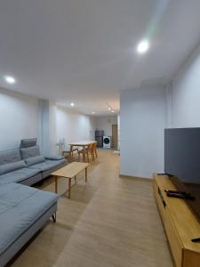 Downtown Entire House - Mae Moli