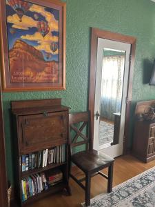 Private Gated Garden Suite in Historic Home, walk to UNM Football and Basketball, UNM and Pres Hospitals