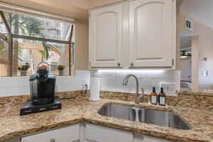 Elegant Ground Floor King Bed Condo - ME2