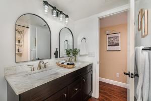 Elegant Ground Floor King Bed Condo - ME2