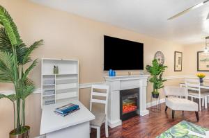 Elegant Ground Floor King Bed Condo - ME2