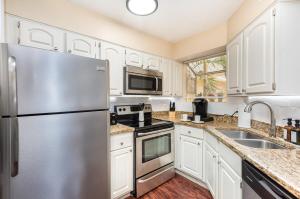 Elegant Ground Floor King Bed Condo - ME2