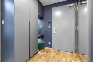 LAM GREY - Free Parking