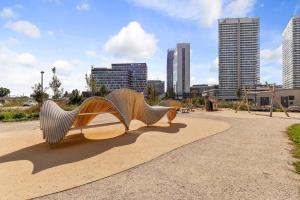 LAM GREY - Free Parking