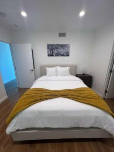 The Lavender Modern 2BR Downtown with Marina Views