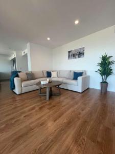 The Lavender Modern 2BR Downtown with Marina Views