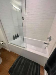 The Lavender Modern 2BR Downtown with Marina Views