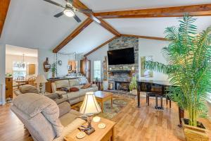 Wine & BBQ Trail Fun: Home w Hot Tub in Lexington