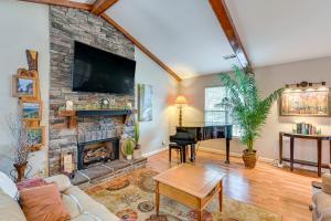 Wine & BBQ Trail Fun: Home w Hot Tub in Lexington
