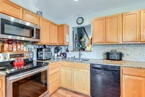 Wine & BBQ Trail Fun: Home w Hot Tub in Lexington