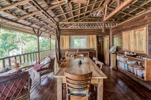 Casa Verde, Casa Aviari, Contiki