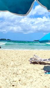 Res. c piscina borda infinita passos da praia e ao lado da Sorveteria