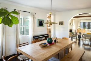 The Whitley Heights Sweet Escape With Jacuzzi and parking