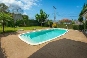 Casa com Piscina Gigante, Lareira e Churrasqueira