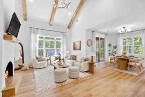 Blue owl Lakefront Cabin Hot Tub Mini Golf Fire Place Petfriendly