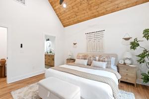 Blue owl Lakefront Cabin Hot Tub Mini Golf Fire Place Petfriendly