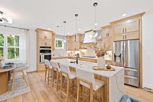 Blue owl Lakefront Cabin Hot Tub Mini Golf Fire Place Petfriendly