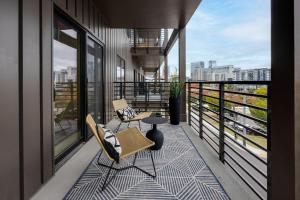 Hyve - Mahogany - Walk to Broadway