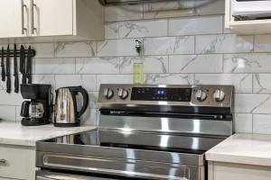 Modern 2BR Private Suite Near Calgary Airport