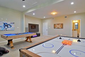 Stunning 6 Bedroom Near Downtown