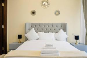 Spacious 2BR with Breathtaking Creek Skyline View