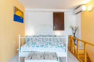 Holiday house with WiFi Cres - 24872