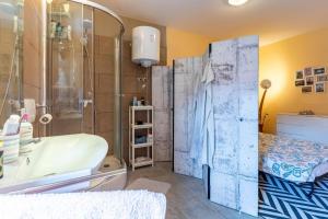 Holiday house with WiFi Cres - 24872