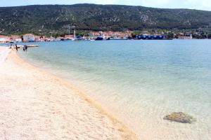 Holiday house with WiFi Cres - 24872