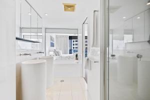 1 Bedroom Study Unit in Broadbeach - NO PARKING - Q Stay