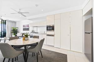 1 Bedroom Study Unit in Broadbeach - NO PARKING - Q Stay